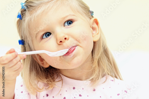 Kleines Mädchen mit Löffel