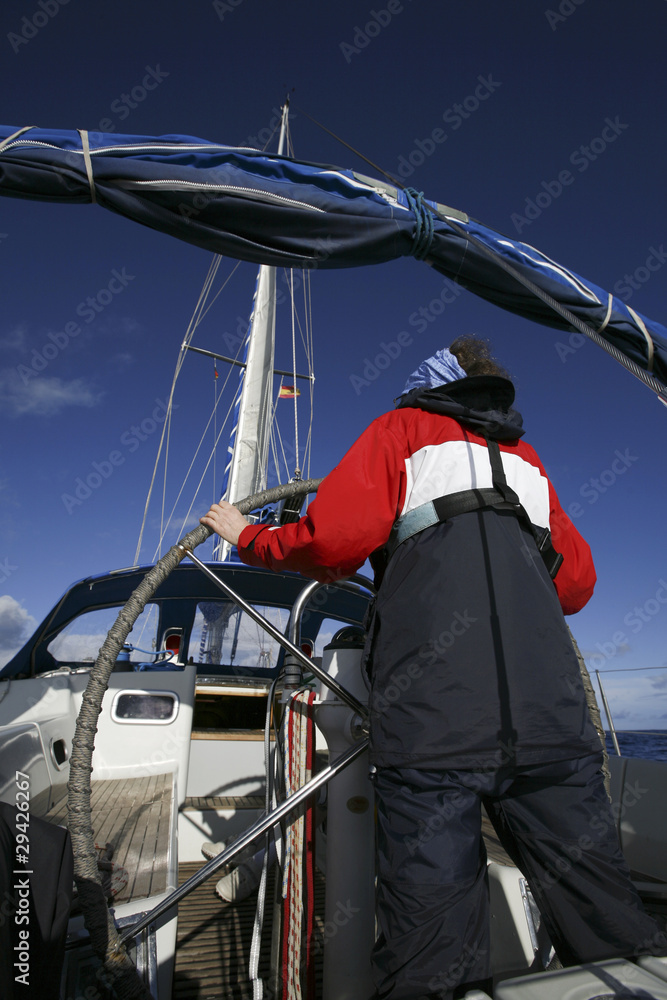 Steuermann am Ruder eines Segelbootel Steuermann am Ruder eines Segelbootel