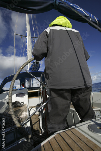 Skipper am Ruder eines Segelbootel