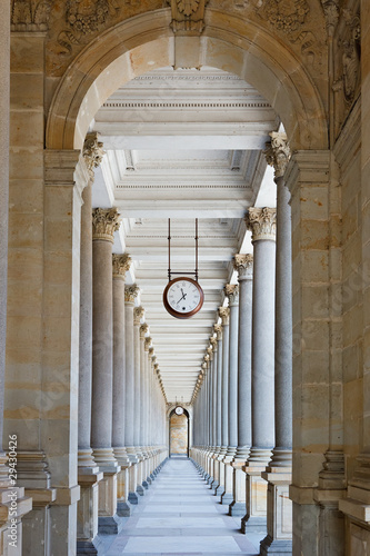 Fotografia Classical colonnade in Karlovy Vary, Czech Republic