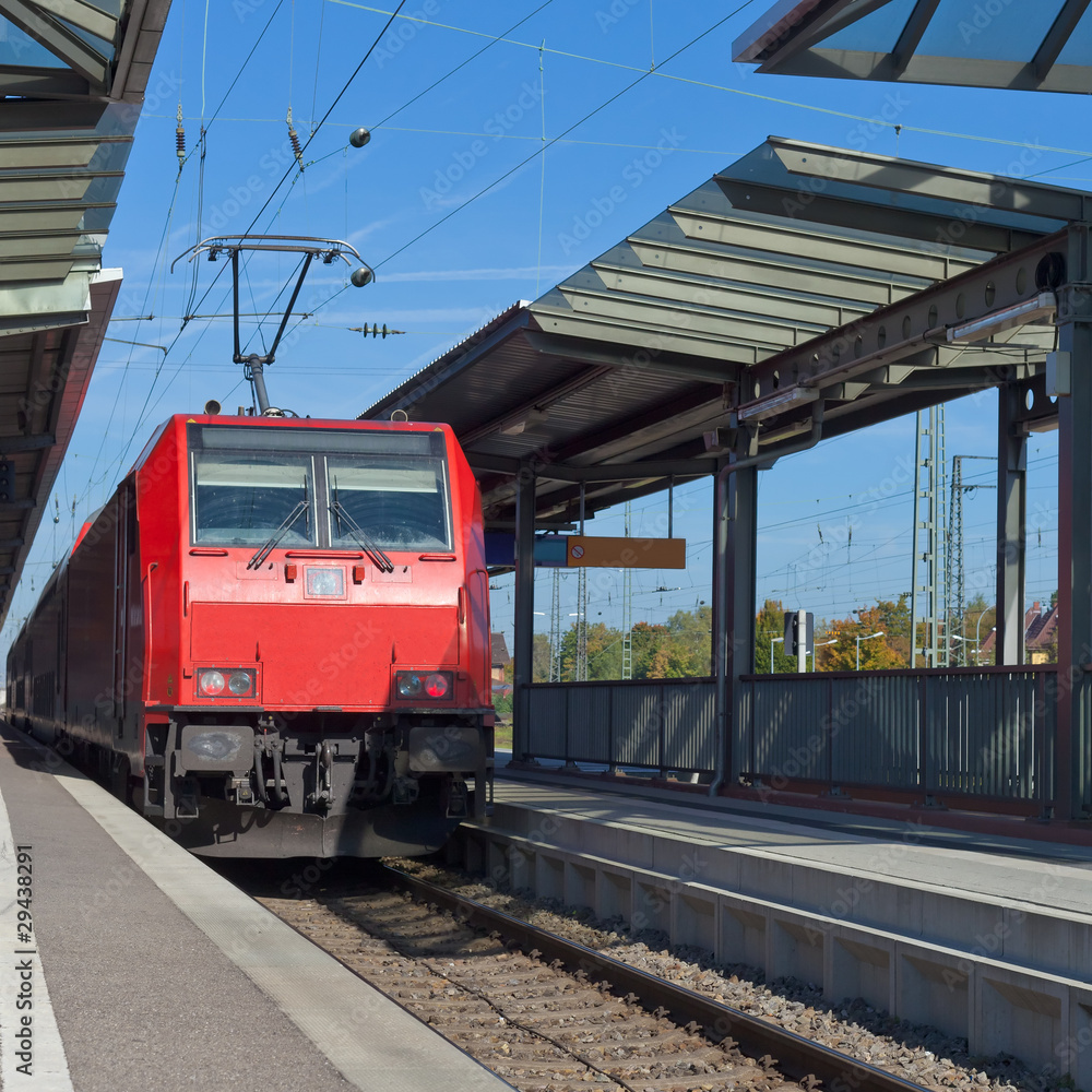 Obraz premium Commuter train at station