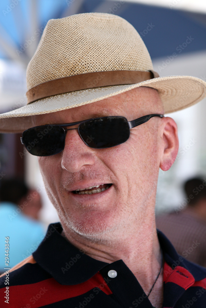 Attraktiver Mann mit Hut Attraktiver Mann mit Hut