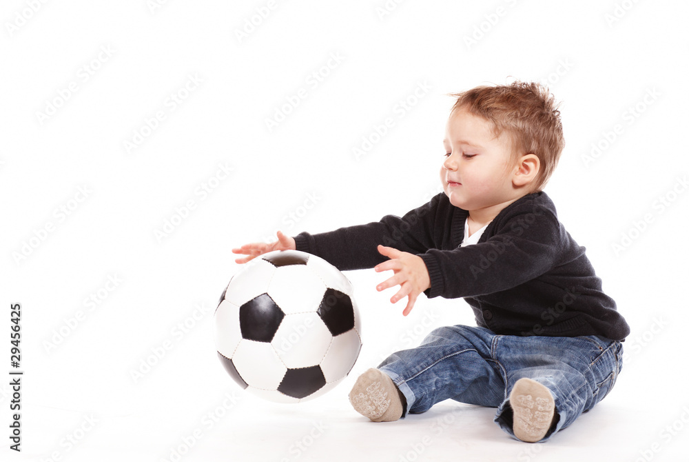kleiner Junge mit Fußball