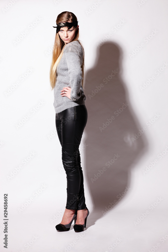 Frau posiert im Studio für Fashionbild Frau posiert im Studio für Fashionbild