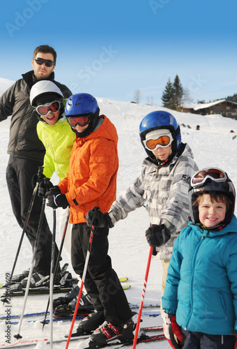 Familie beim Skifahren