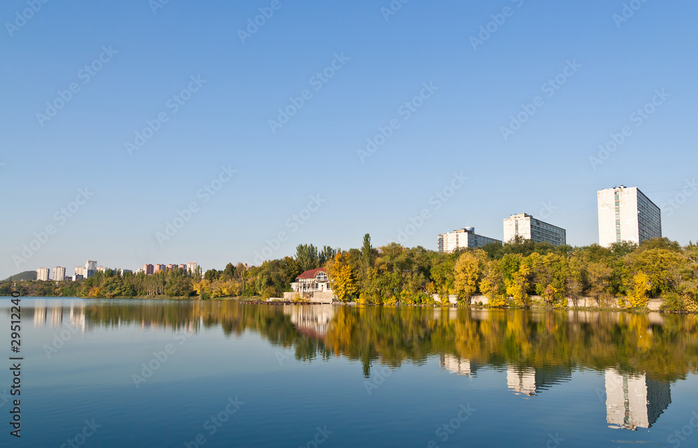 Fototapeta premium water and trees reflected in lake