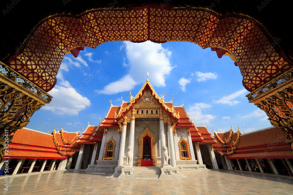 Fototapeta premium Marmurowa Świątynia (Wat Benchamabophit), Bangkok, Tajlandia