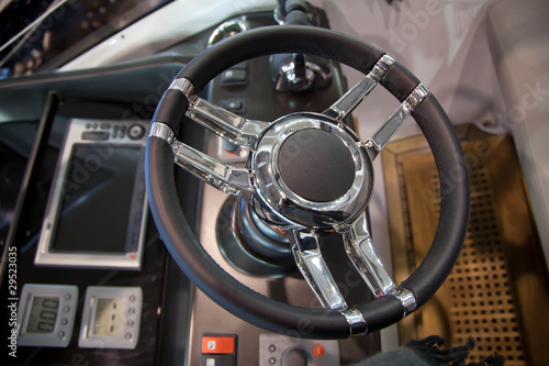 Cockpit einer Motoryacht