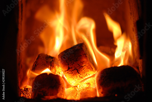 Feuer im Kamin mit Kohle und Flammen