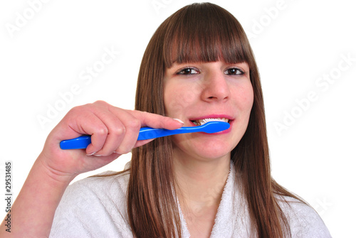 junge Frau mit einer blauen Zahnbürste
