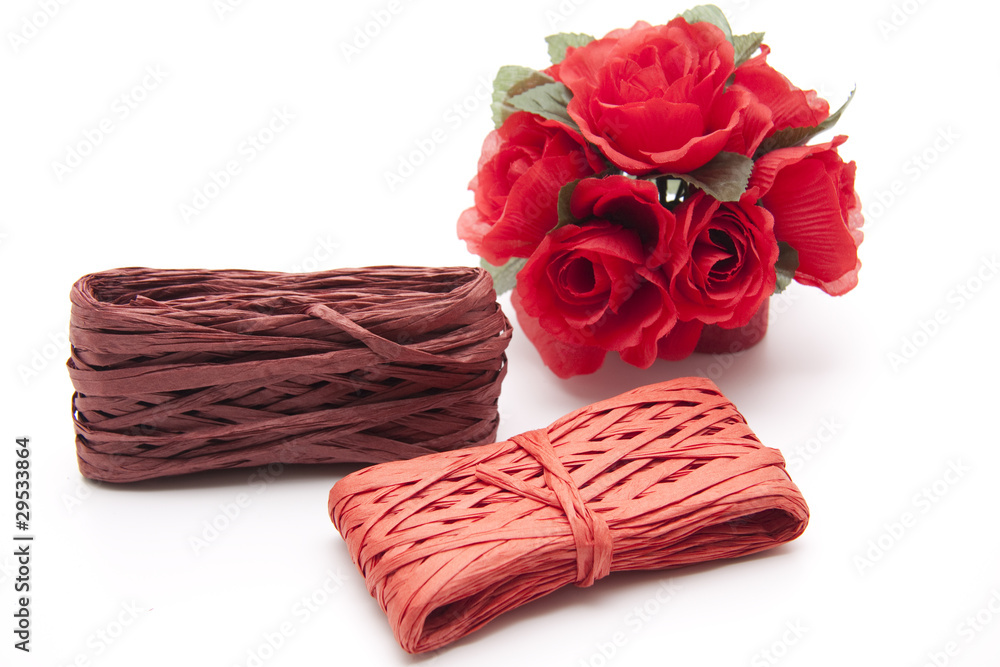 Fototapeta premium Geschenkschleife mit Rosenstrauß
