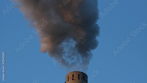 Strahlend blauer Himmel und viel Rauch photo