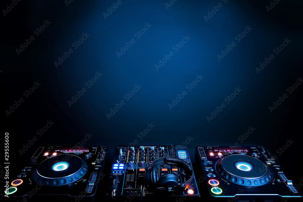 Obraz premium Gramofony dla DJ-ów i mikser elektroniczny