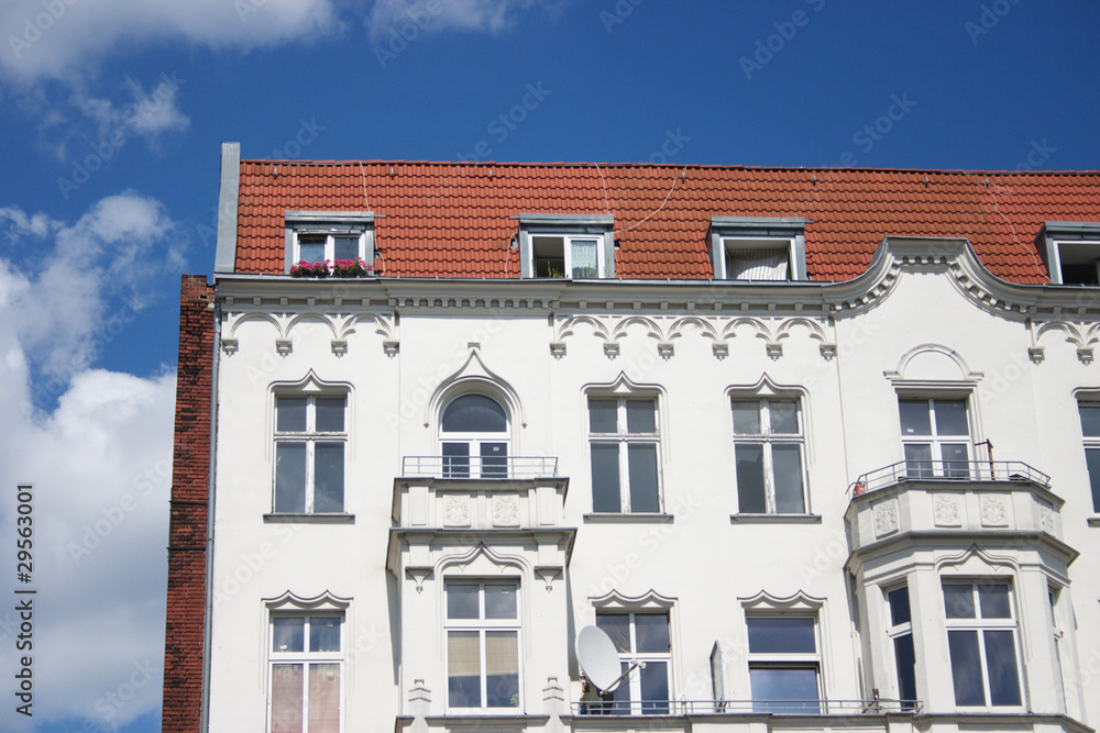 Obraz premium The old white house with balconies