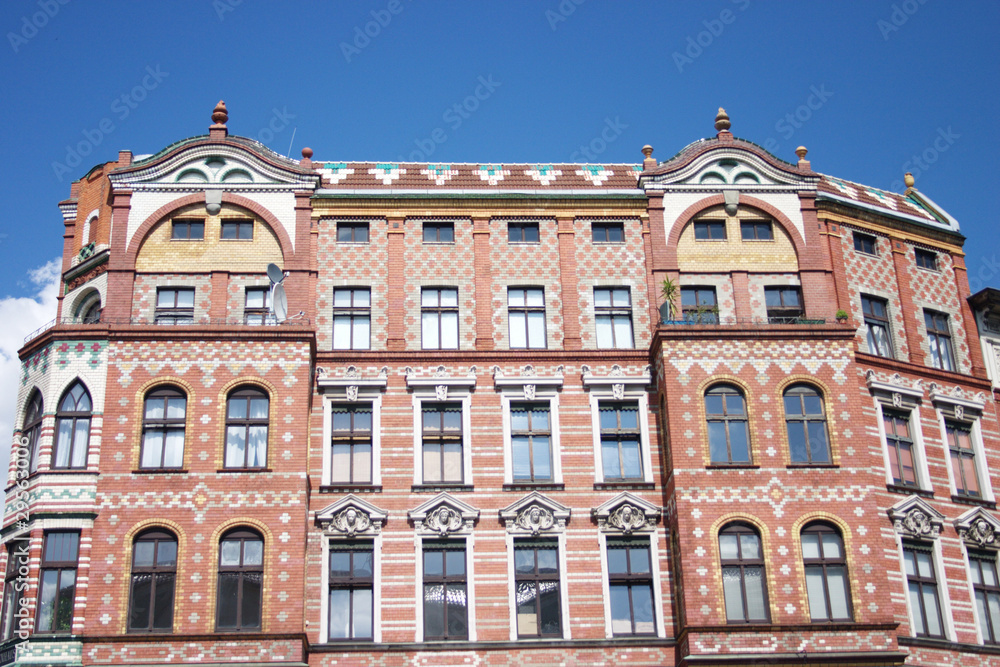 Obraz premium The old brick house under blue sky