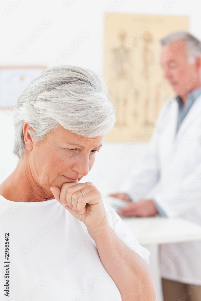 Obraz premium Sick patient with her doctor