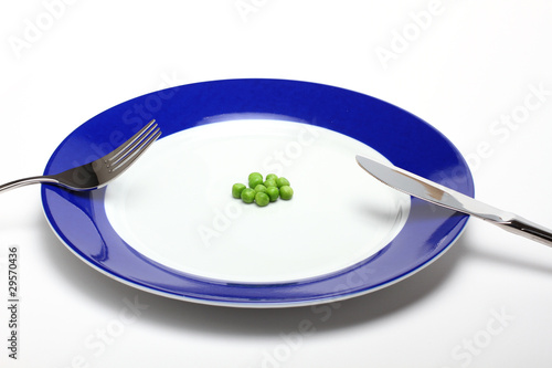 Teller mit wenig Essen und Besteck - Armut - Hungersnot