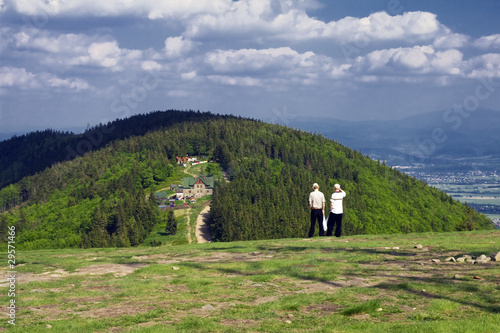 Ludzie podziwiający piękny widok z góry Klimczok