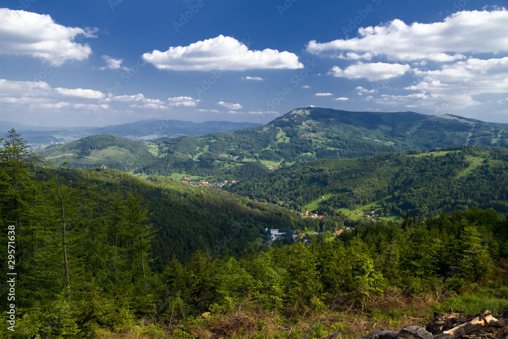 Piękny górski pejzaż w polskich górach Beskidach