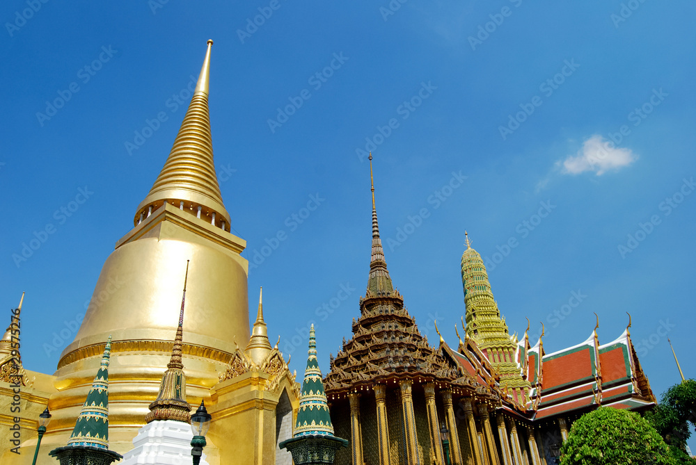 Fototapeta premium Golden Buddha Temple in Thailand