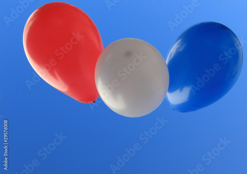 ballons tricolores sur fond de ciel bleu