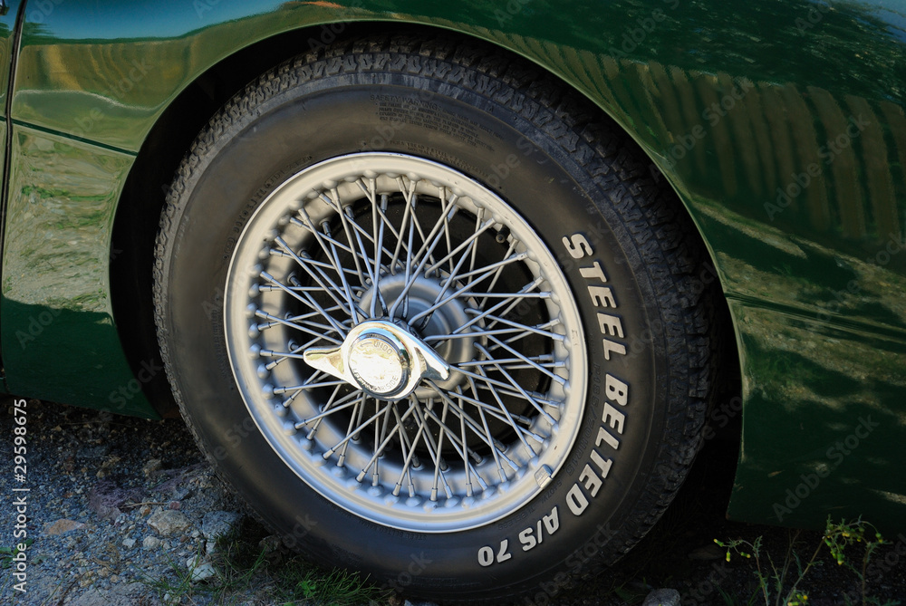 roue à rayons de voiture de sport ancienne