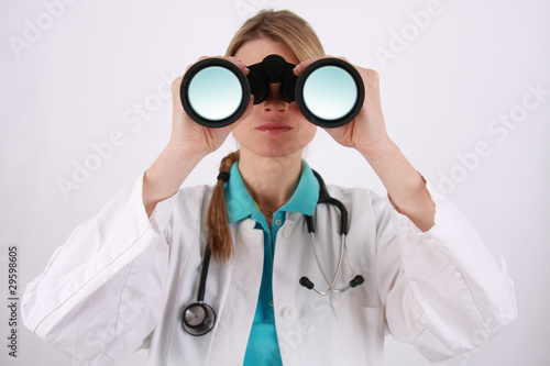 Junge Medizinerin mit Fernglas