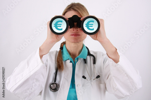 Verdienstaussichten - Junge Ärztin mit Fernglas, Eurozeichen €