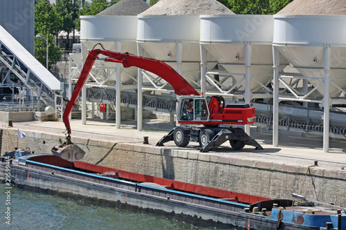 déchargement d'une péniche dans une centrale béton photo