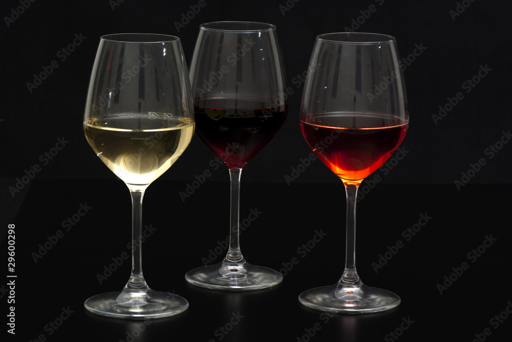 Calici con vino bianco, rosso e rosato 2