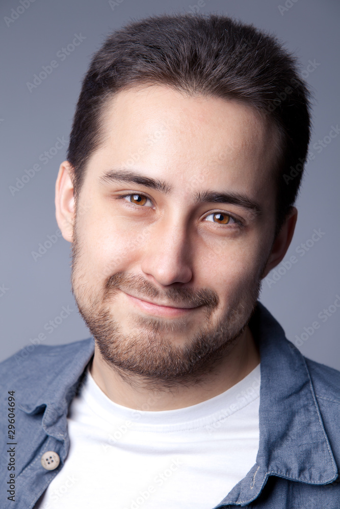 Obraz premium Positive young man looking at camera