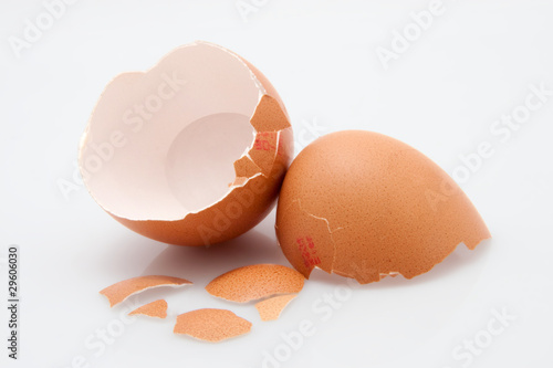 Eierschale vor weissem Hintergrund