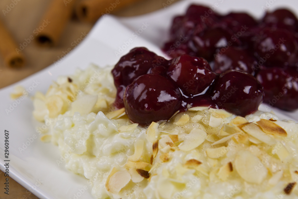 Milchreis mit Kirschen Milchreis mit Kirschen