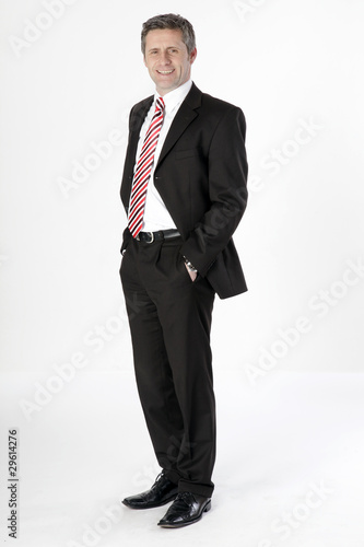 Stehender Geschäftsmann im Anzug