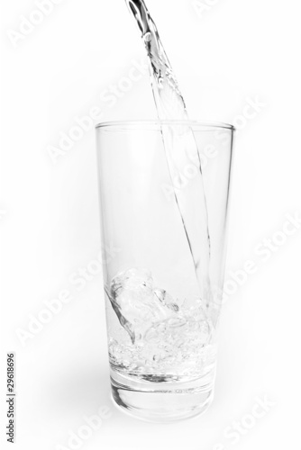 Wasser mit Eiswürfeln im Glas