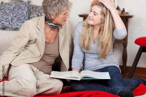 Fotografía oma und enkelin lesen zusammen