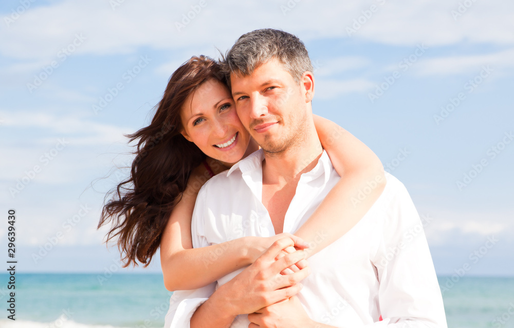 Obraz premium embracing summer couple