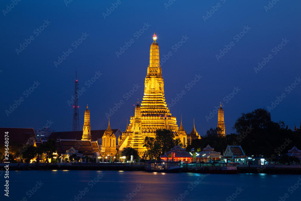 Fototapeta premium Wat Arun, The Temple of Dawn, at twilight, view across river. Ba