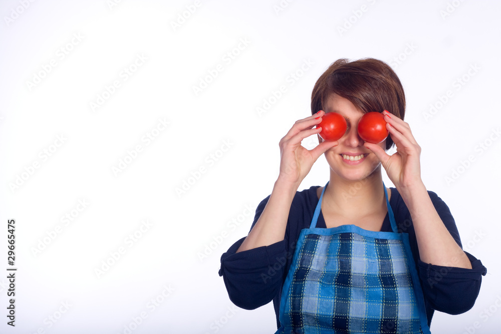 Junge Frau mit Tomaten vor den Augen Junge Frau mit Tomaten vor den Augen