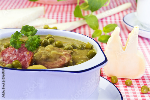 Erbsensuppe mit Mettwurst photo