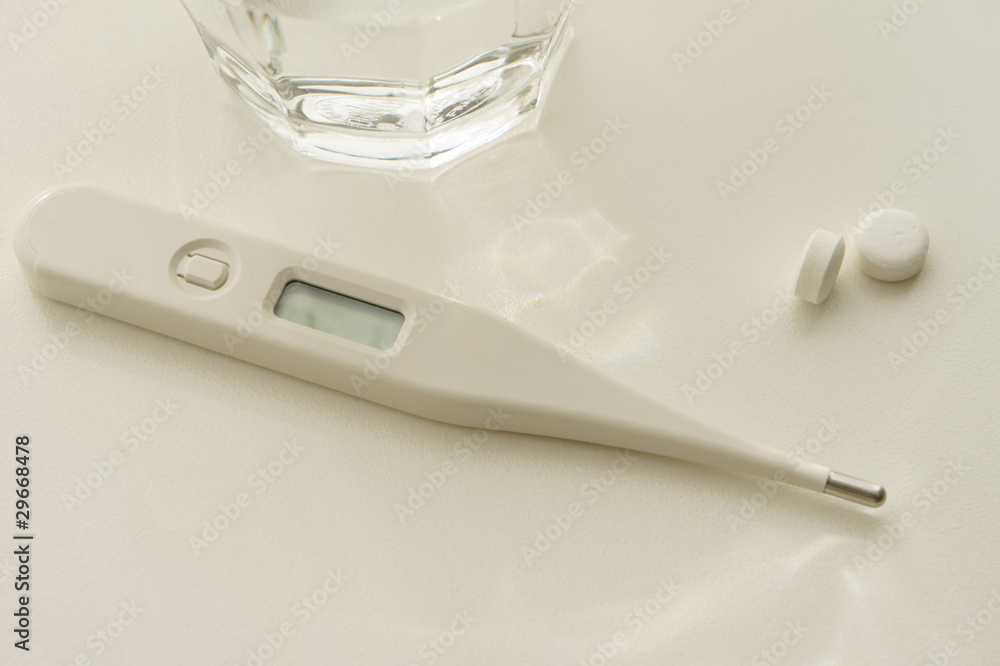 Fototapeta premium 体温計と薬