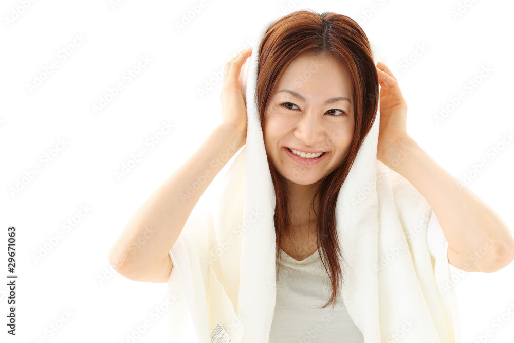 髪を乾かす女性 髪を乾かす女性