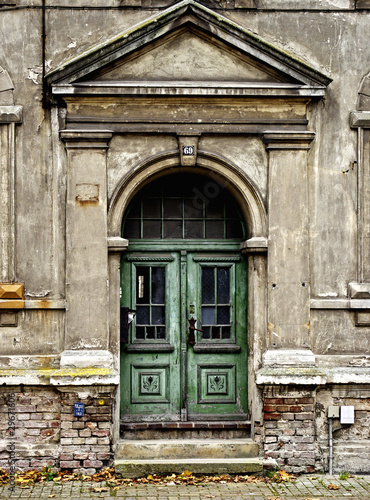 alter Hauseingang mit verwitterter Fassade