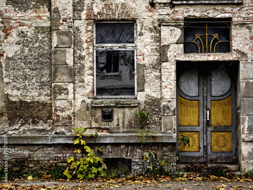 Hauseingang an altem leer stehendem Haus