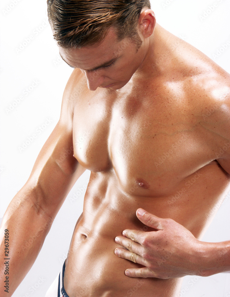 Tocando los abdominales. Tocando los abdominales.