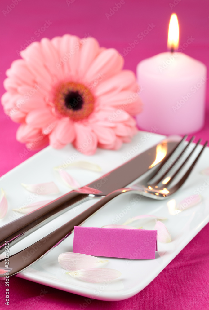 Gedeckter Tisch in pink
