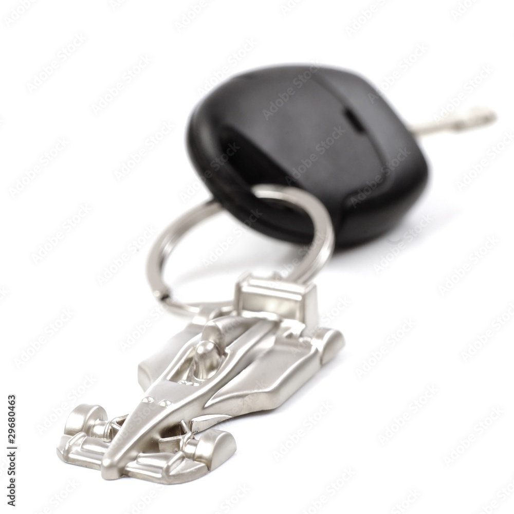 Porte clé en forme de voiture accroché à des clés de voiture Porte clé en forme de voiture accroché à des clés de voiture