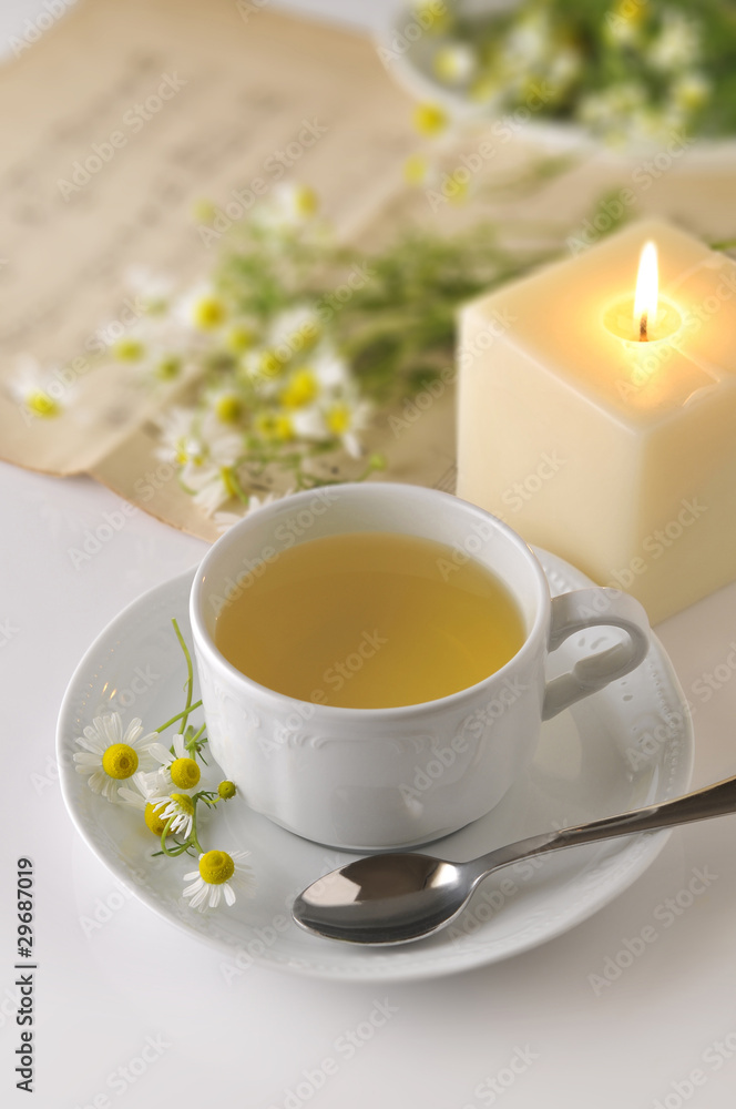 Taza blanca de manzanilla con flores frescas Taza blanca de manzanilla con flores frescas