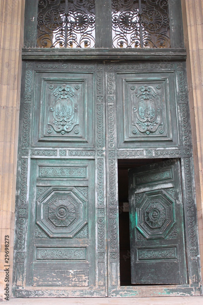 Porte monumentale en bronze d'une église à Paris