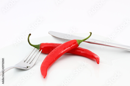 Chilis mit Messer und Gabel